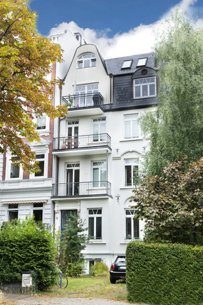 Weiße Altbauvilla mit Erker, Balkonen und Garten