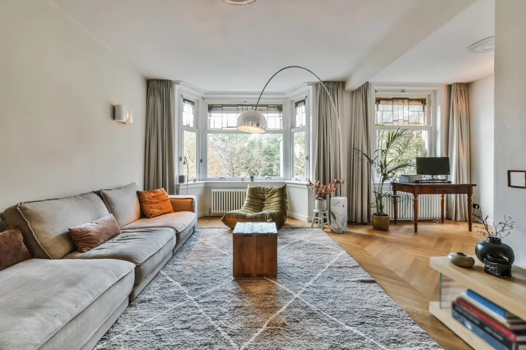 Helles Wohnzimmer mit Sofa, Teppich und Holzboden