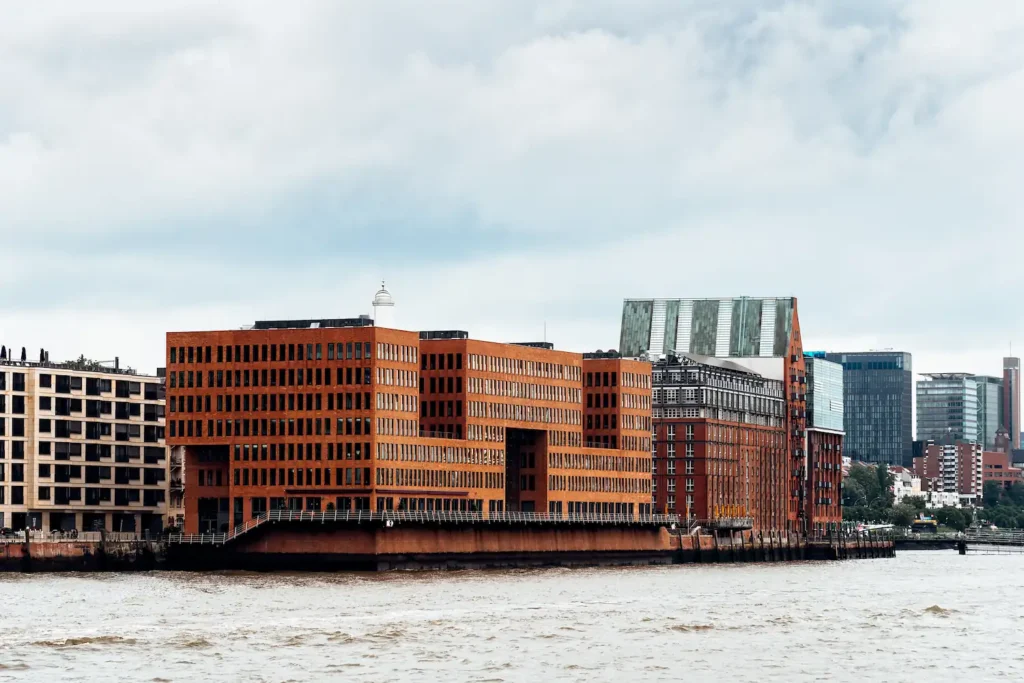 Moderne Backsteingebäude am Elbufer in Hamburg