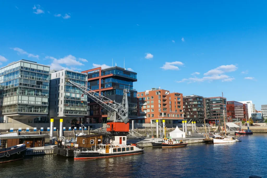 Moderne Gebäude und Schiffe am Wasser in der Hamburger HafenCity