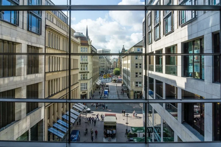Blick durch eine verglaste Passage auf die Hamburger Innenstadt