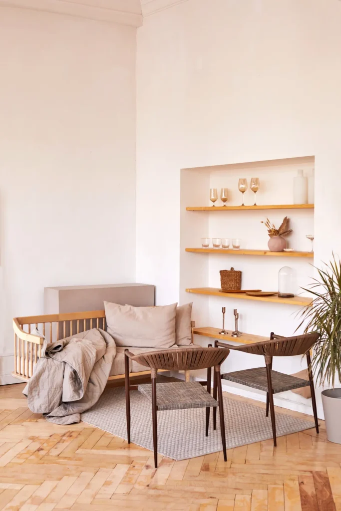 Essbereich mit Holzstühlen, rundem Tisch und Wandregal